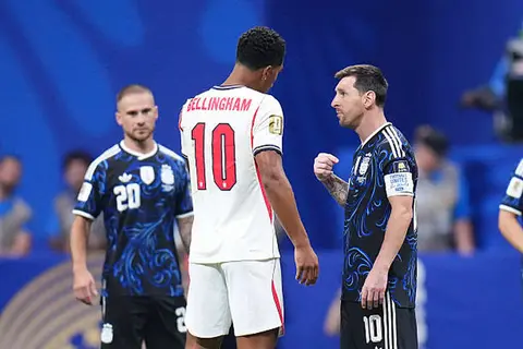 "لم يكن شيئًا سيئًا".. بيلينجهام يكشف كواليس حواره مع ميسي أثناء مباراة إنجلترا والأرجنتين